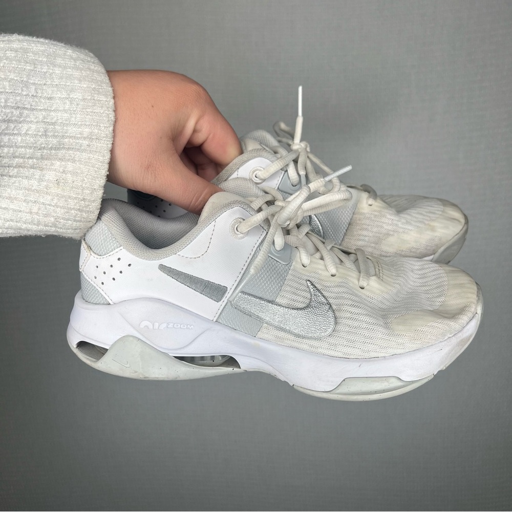 Nike |‎ Women's White Athletic Shoes 7.5 Zoom Bella 6